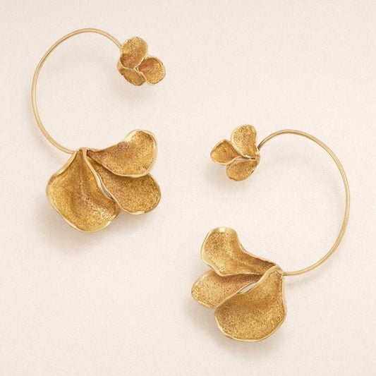 Gouden oorclips in bloemblad‑design – verkrijgbaar voor links of rechts, per stuk te koop