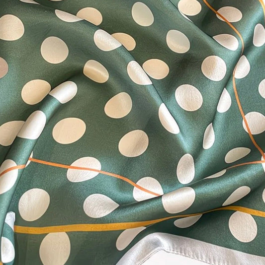 Groene Polkadot Sjaal van Imitatiezijde – Elegant & Tijdloos