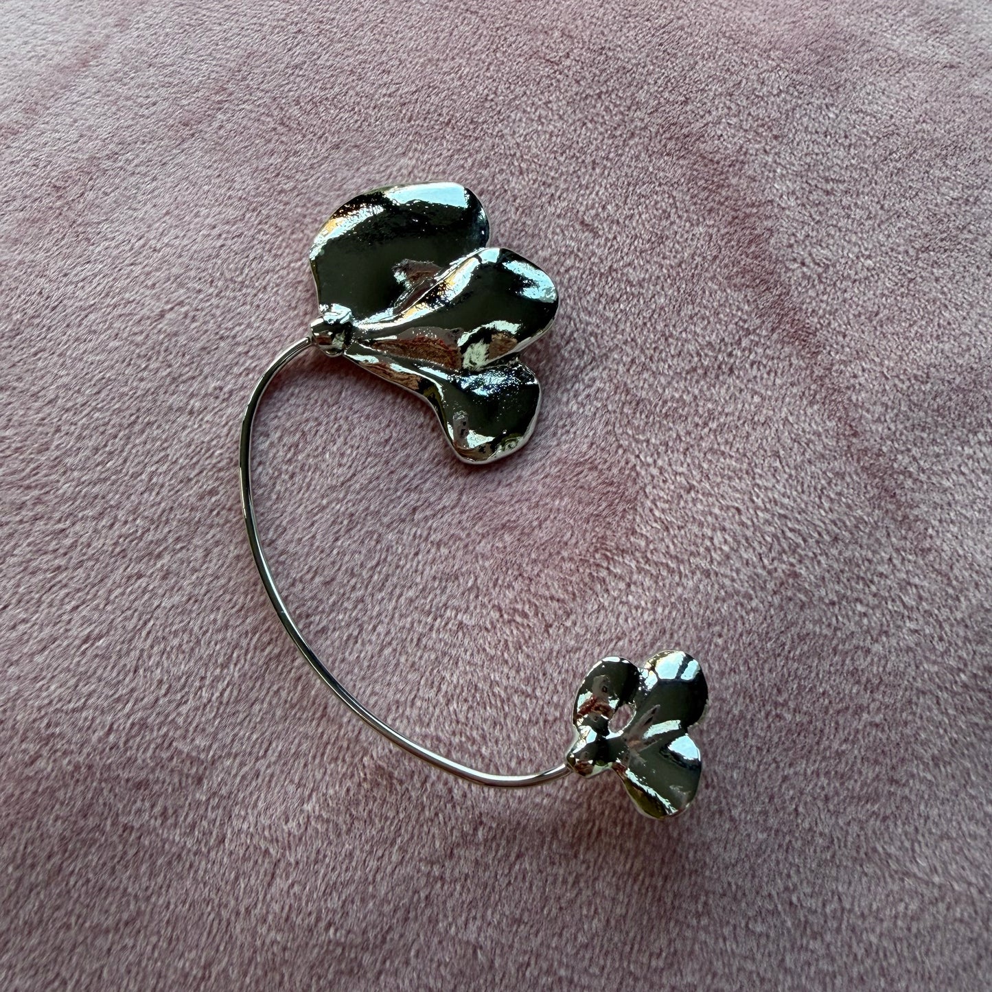 Gouden of zilveren oorclips in bloemblad‑design – verkrijgbaar voor links of rechts, per stuk te koop