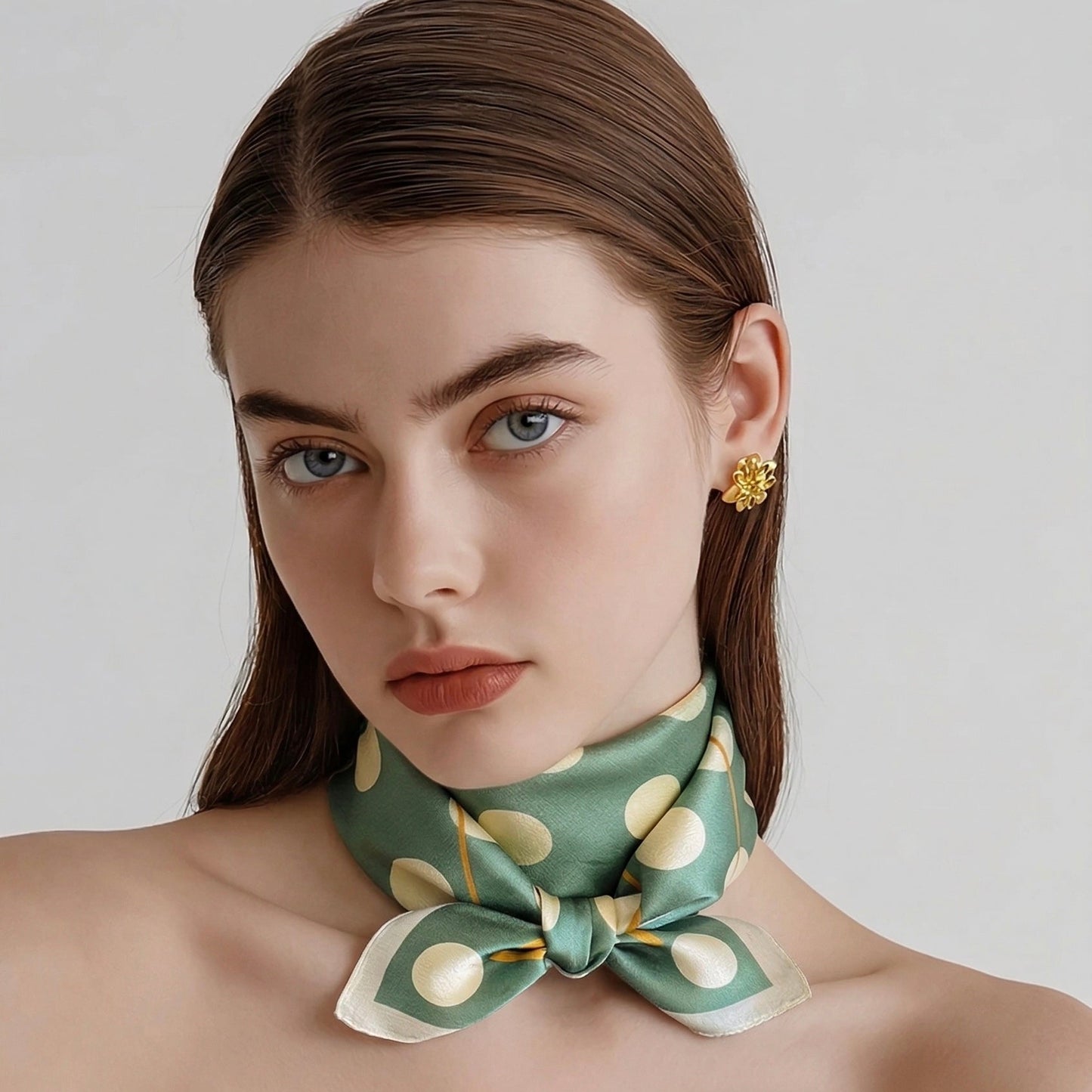 Groene Polkadot Sjaal van Imitatiezijde – Elegant & Tijdloos