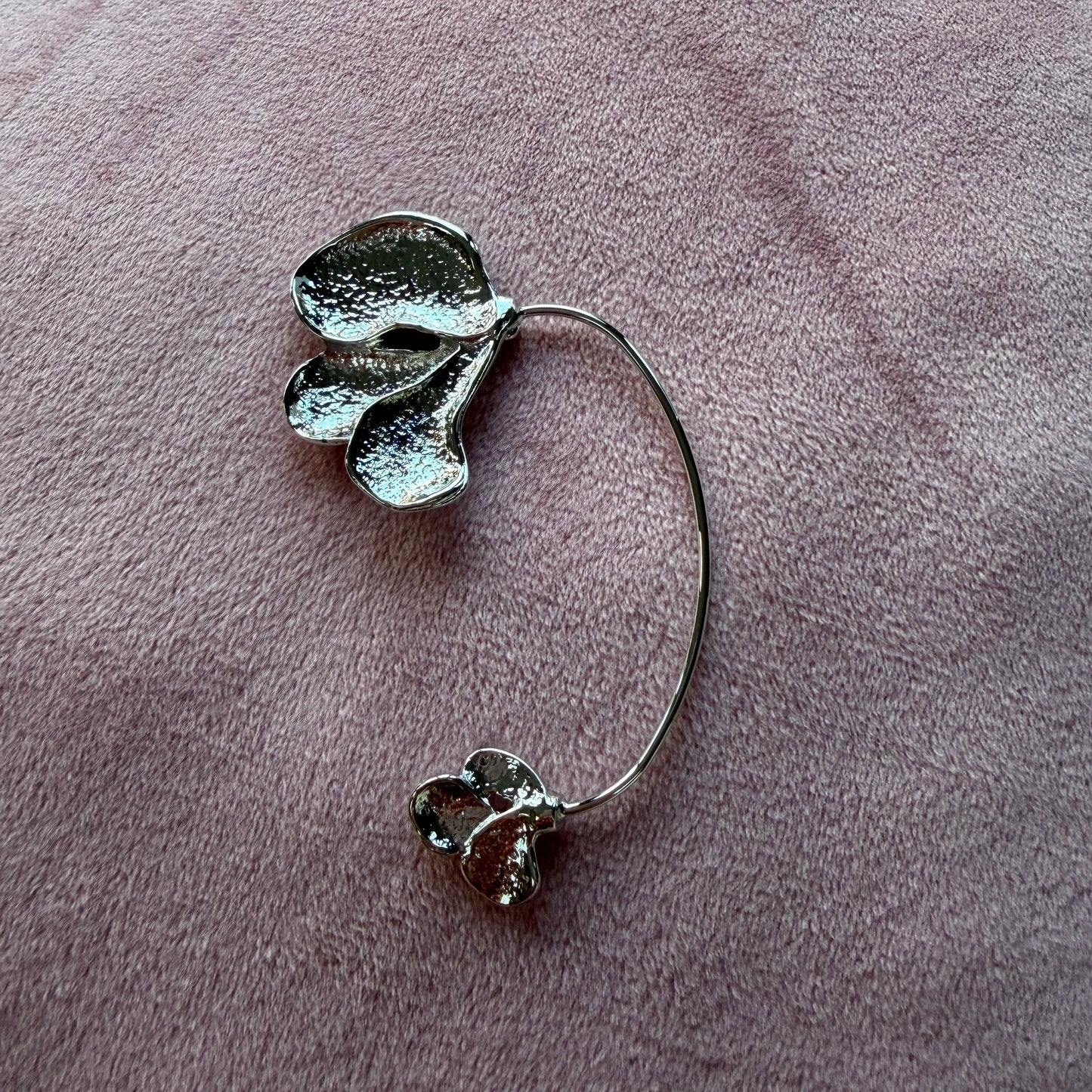 Gouden of zilveren oorclips in bloemblad‑design – verkrijgbaar voor links of rechts, per stuk te koop