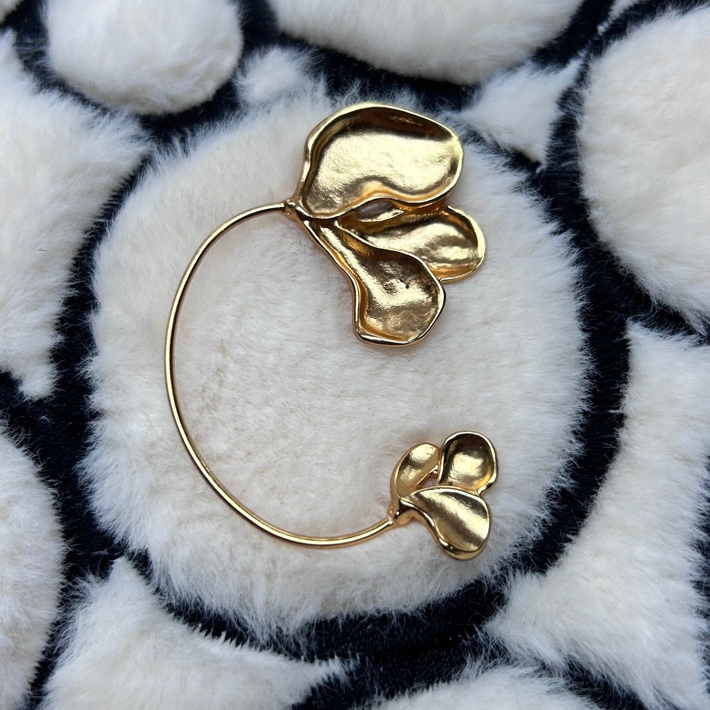 Gouden of zilveren oorclips in bloemblad‑design – verkrijgbaar voor links of rechts, per stuk te koop