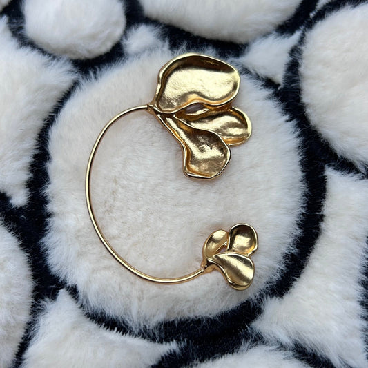 Gouden of zilveren oorclips in bloemblad‑design – verkrijgbaar voor links of rechts, per stuk te koop