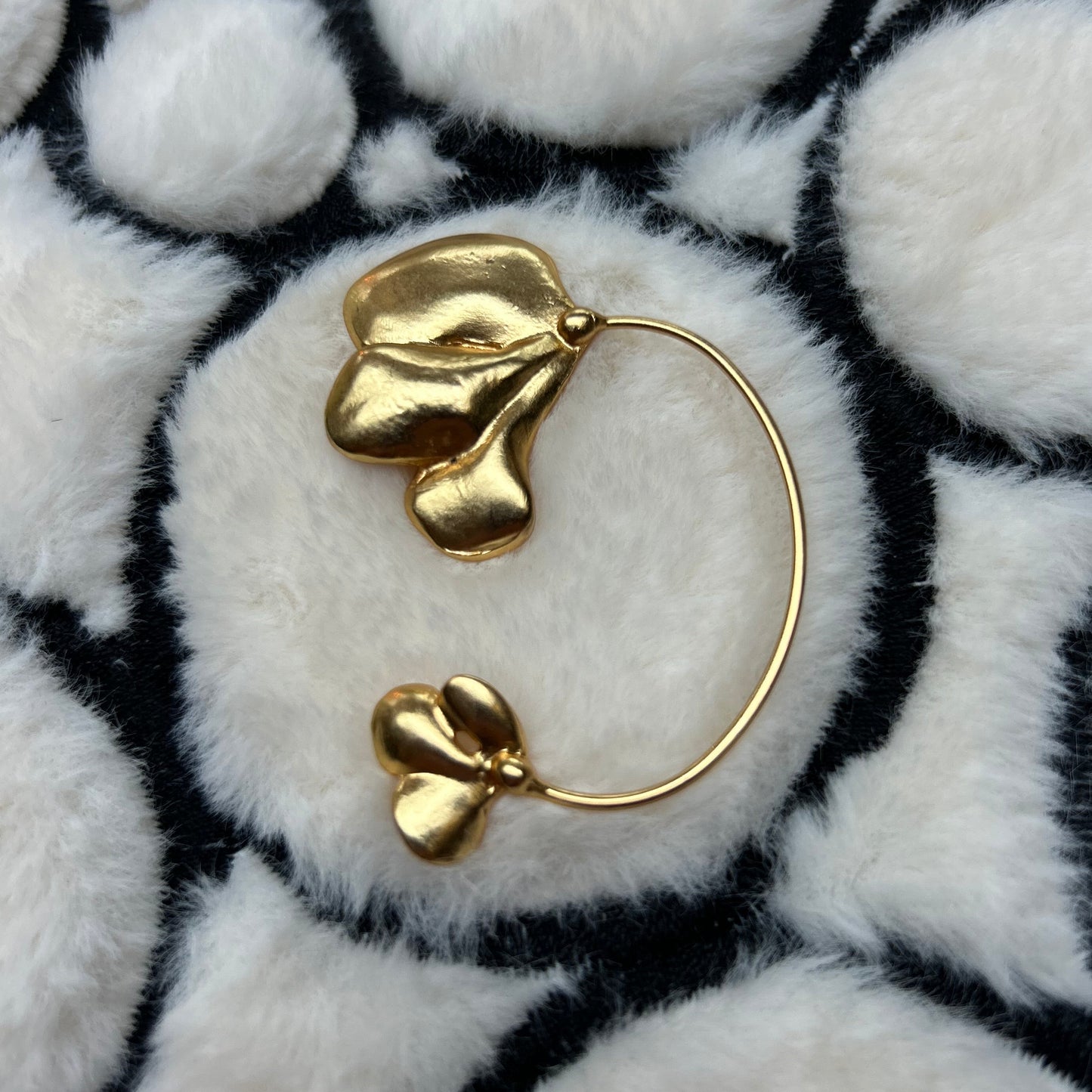 Gouden of zilveren oorclips in bloemblad‑design – verkrijgbaar voor links of rechts, per stuk te koop